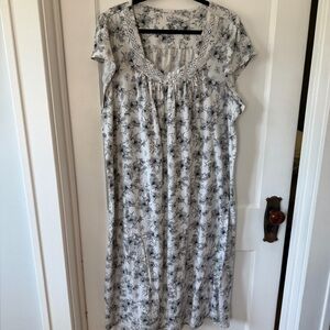 Croft & Barrow White Nightgown with Black Floral Sketch 2X